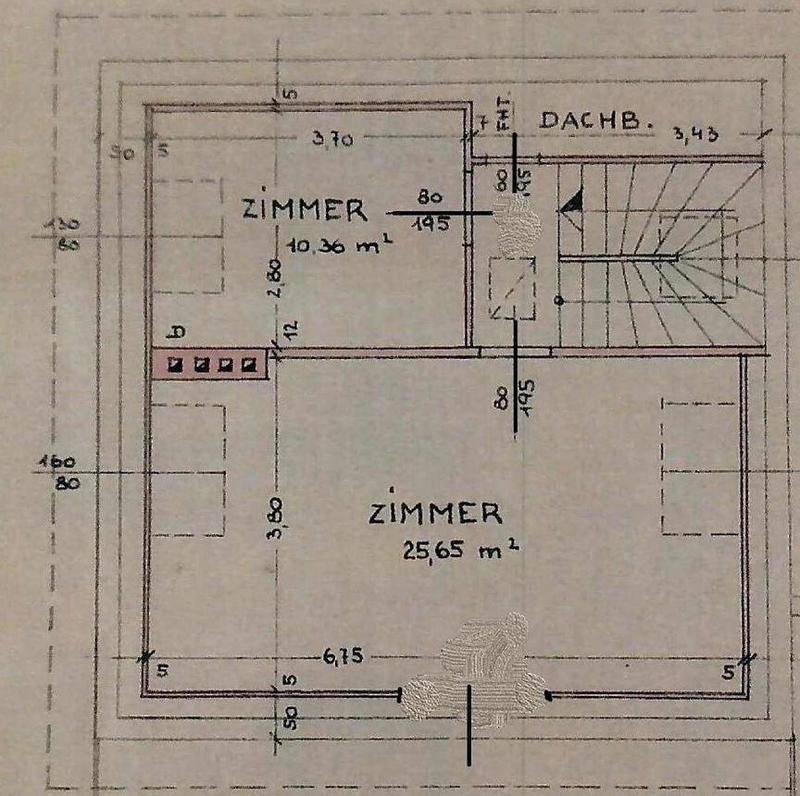 Grundriss des Dachgeschosses mit zwei Zimmern und Dachbodenbereich, inklusive Treppenaufgang.
