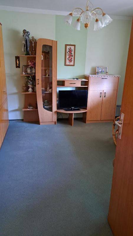 Schlafzimmer mit Teppichboden, TV-Möbeln und hellem Ambiente, gut gepflegt.