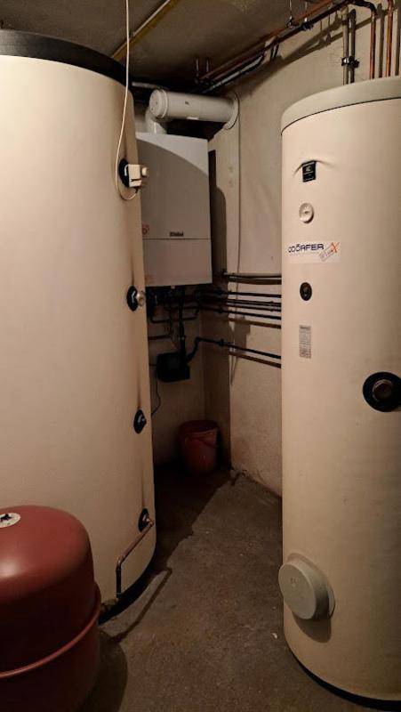 Heizungsraum im Keller mit zwei großen Warmwasserspeichern und der zentralen Heizungsanlage des Hauses.