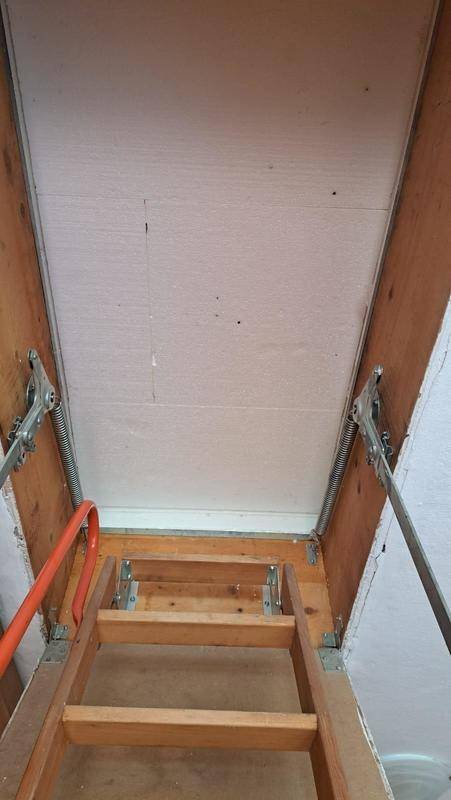Ausziehbare Holztreppe zum Dachboden, die einen praktischen Zugang zum oberen Bereich ermöglicht.