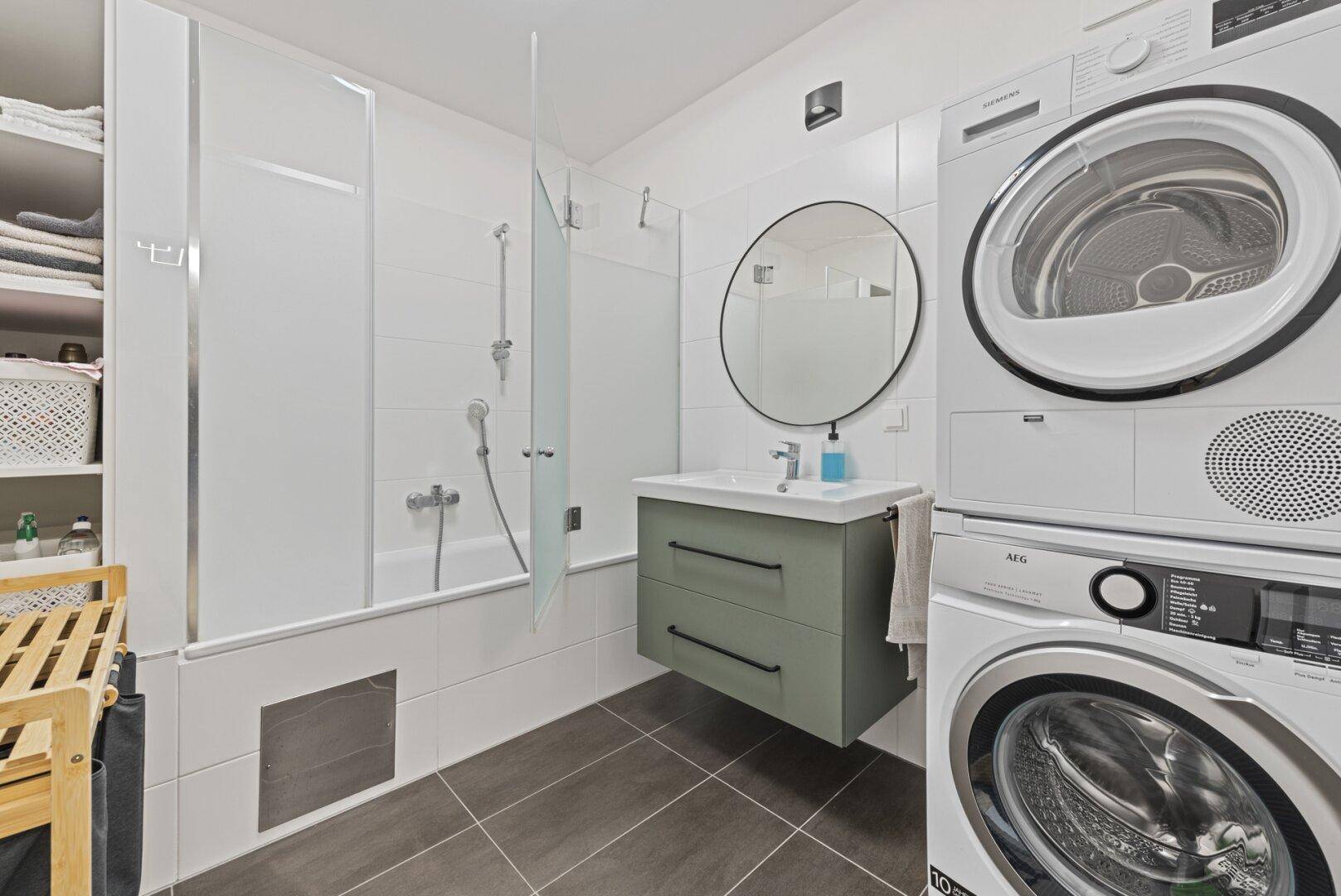Ansicht Badezimmer mit Badewanne