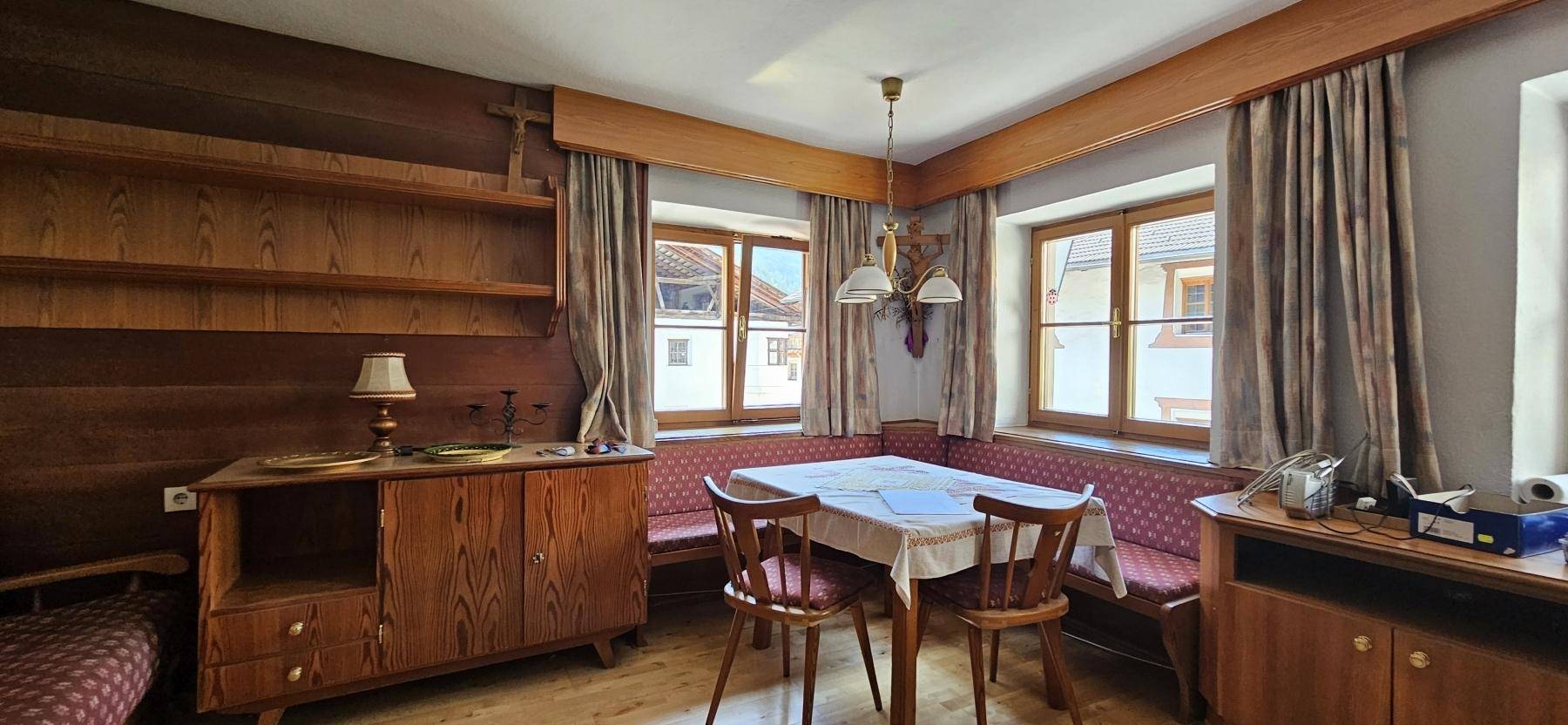Traditioneller Essbereich mit Eckbank, Holztisch und Holzvertäfelung, ideal für gesellige Mahlzeiten.