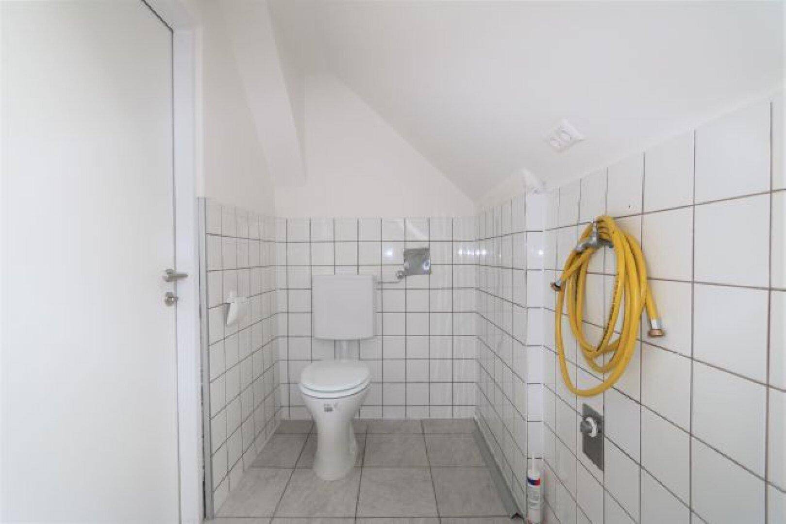 neues Bad mit Wanne und WC