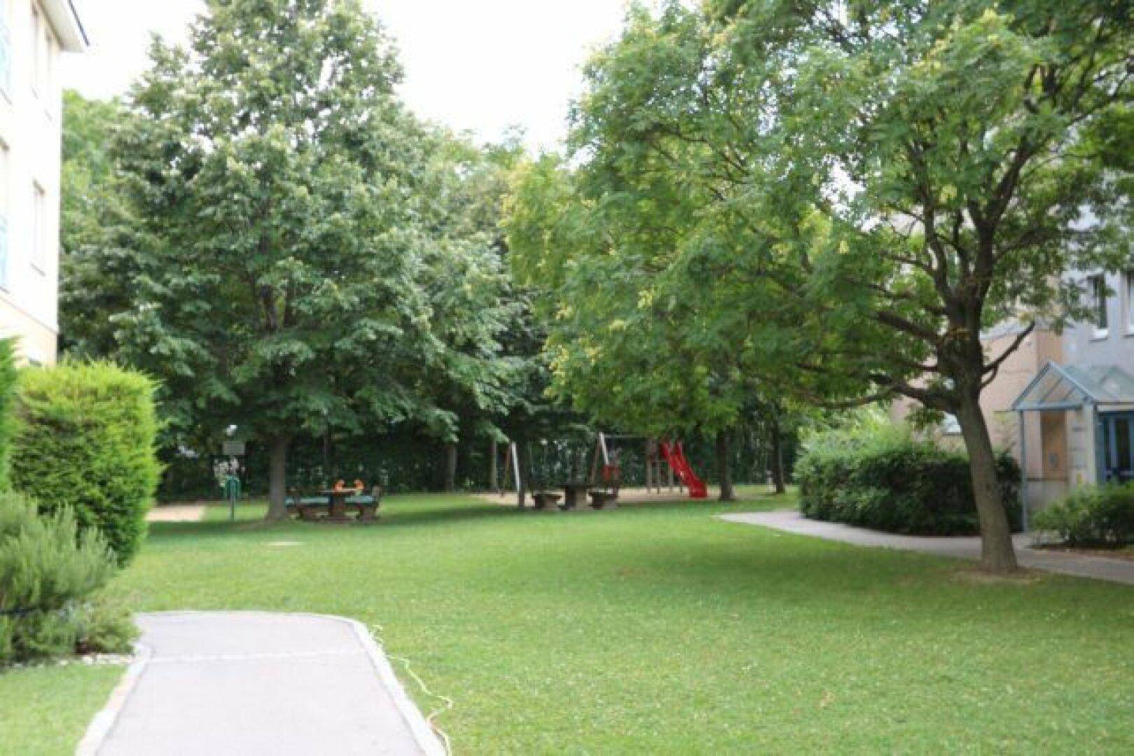 Grünanlage mit Kinderspielplatz