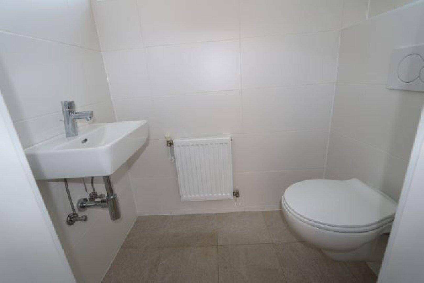 separates WC mit Handwaschbecken