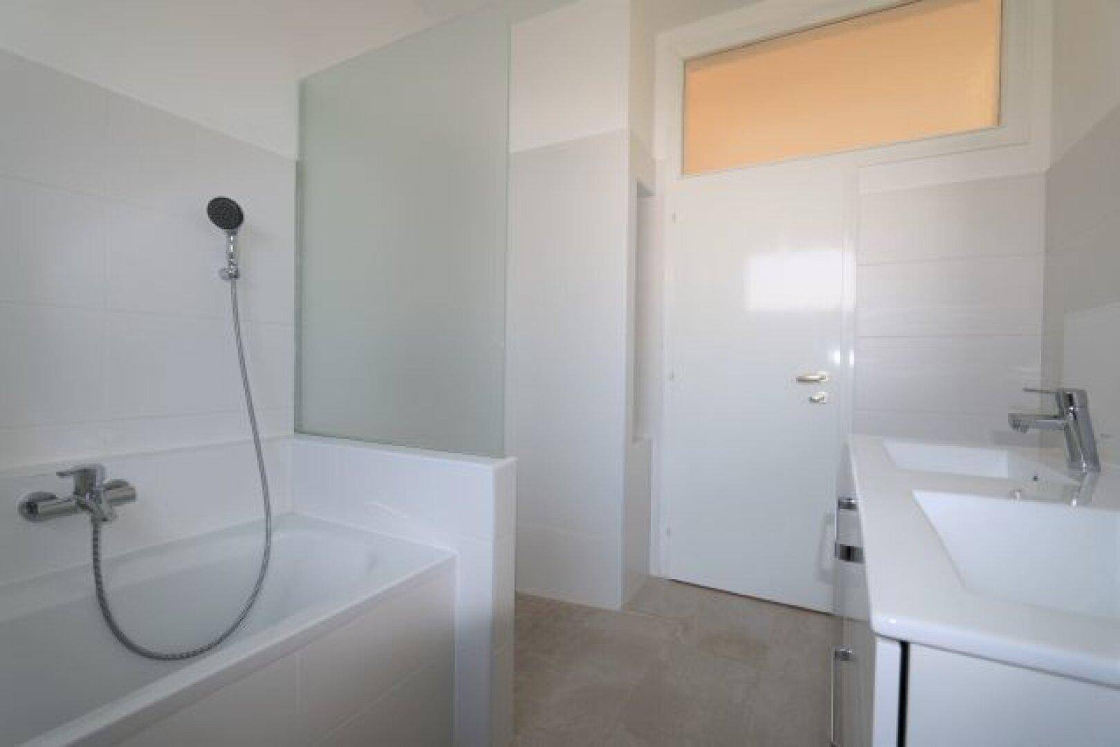 Bad mit WC, Doppelwaschtisch, Wanne und Dusche