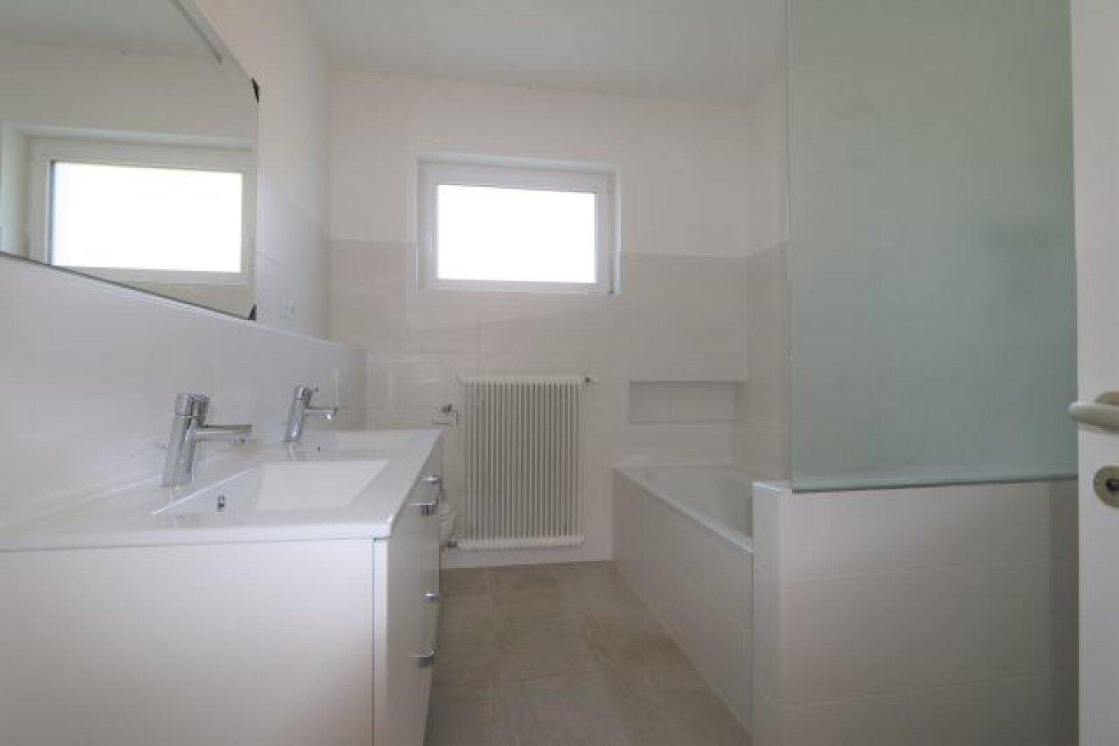 Bad mit WC, Doppelwaschtisch, Wanne und Dusche