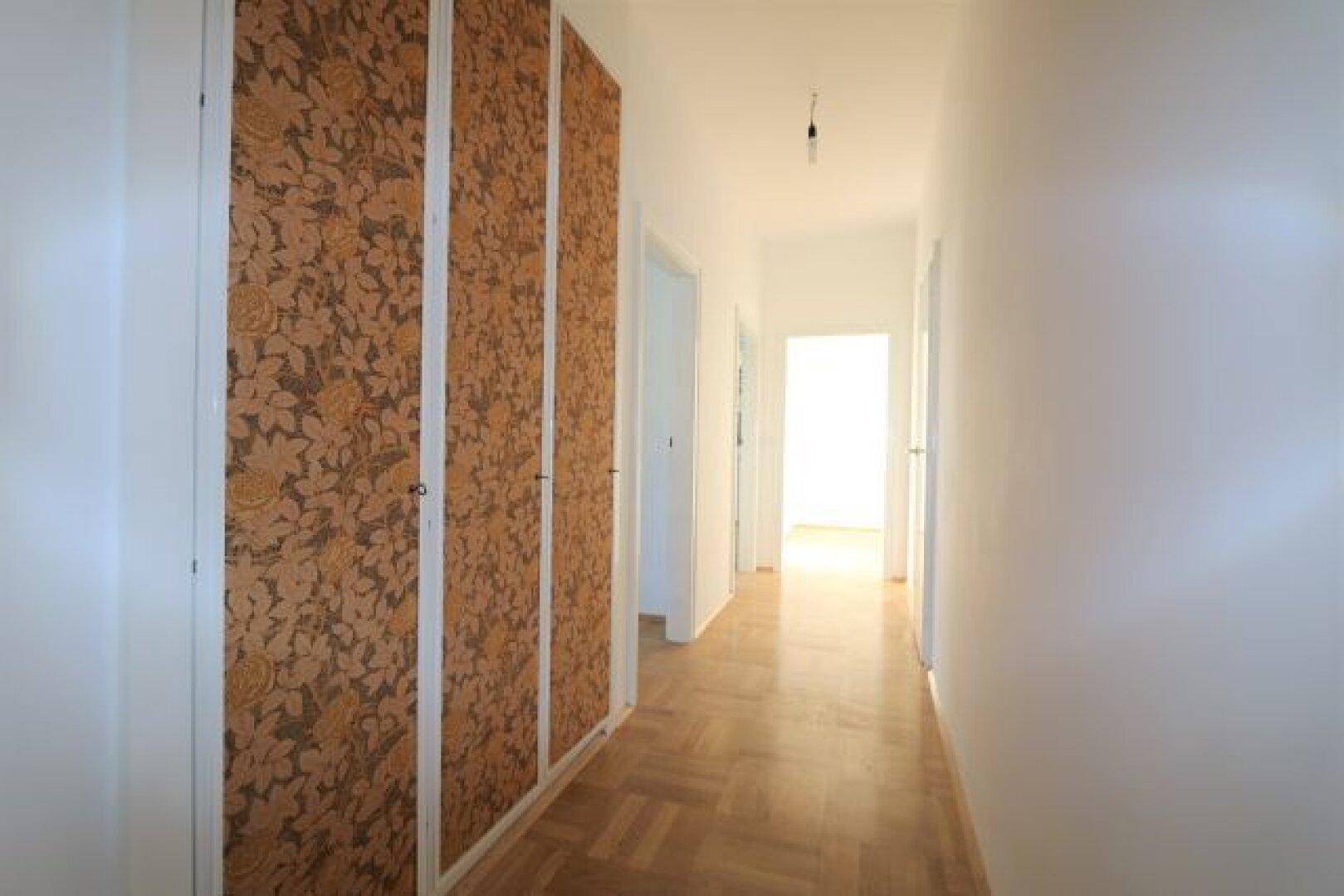 zentraler Vorraum mit Einbauschränken