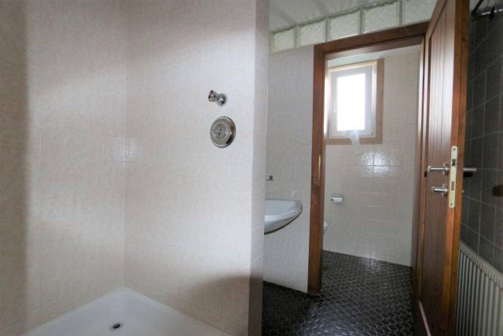 Bad mit Dusche und WC