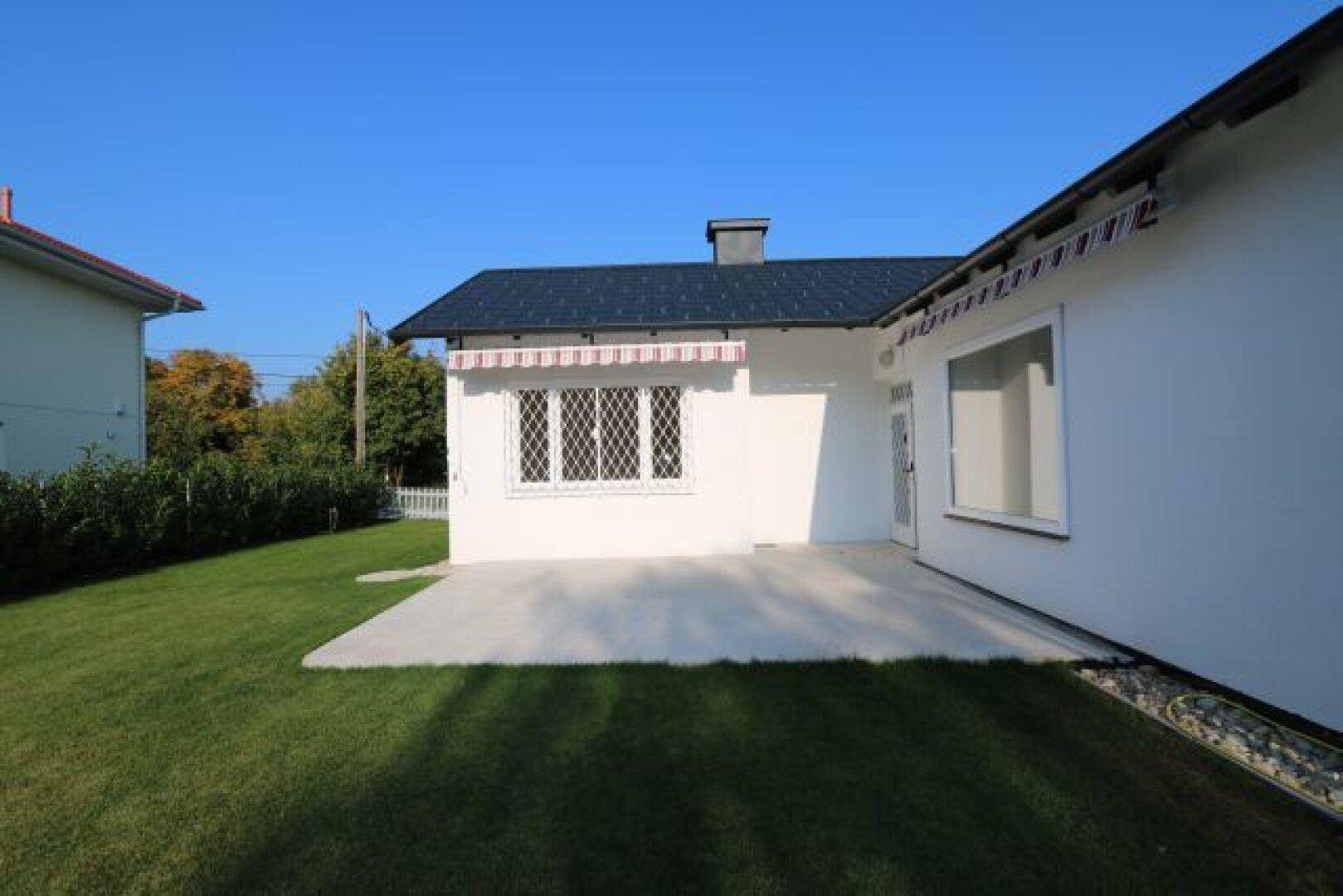 Westterrasse mit Markisen