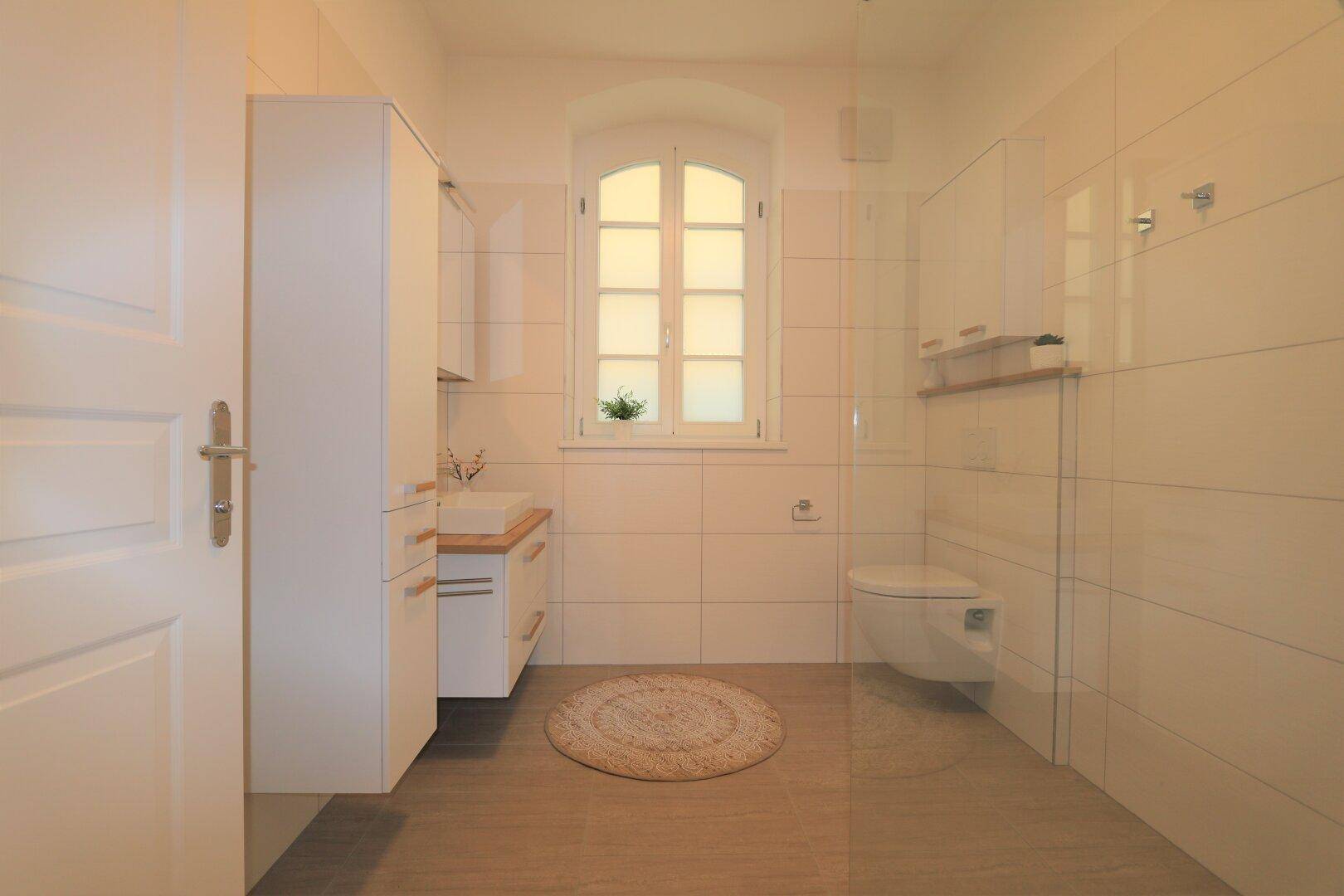 Bad mit Fenster, Dusche, WC und Handtuchheizkörper