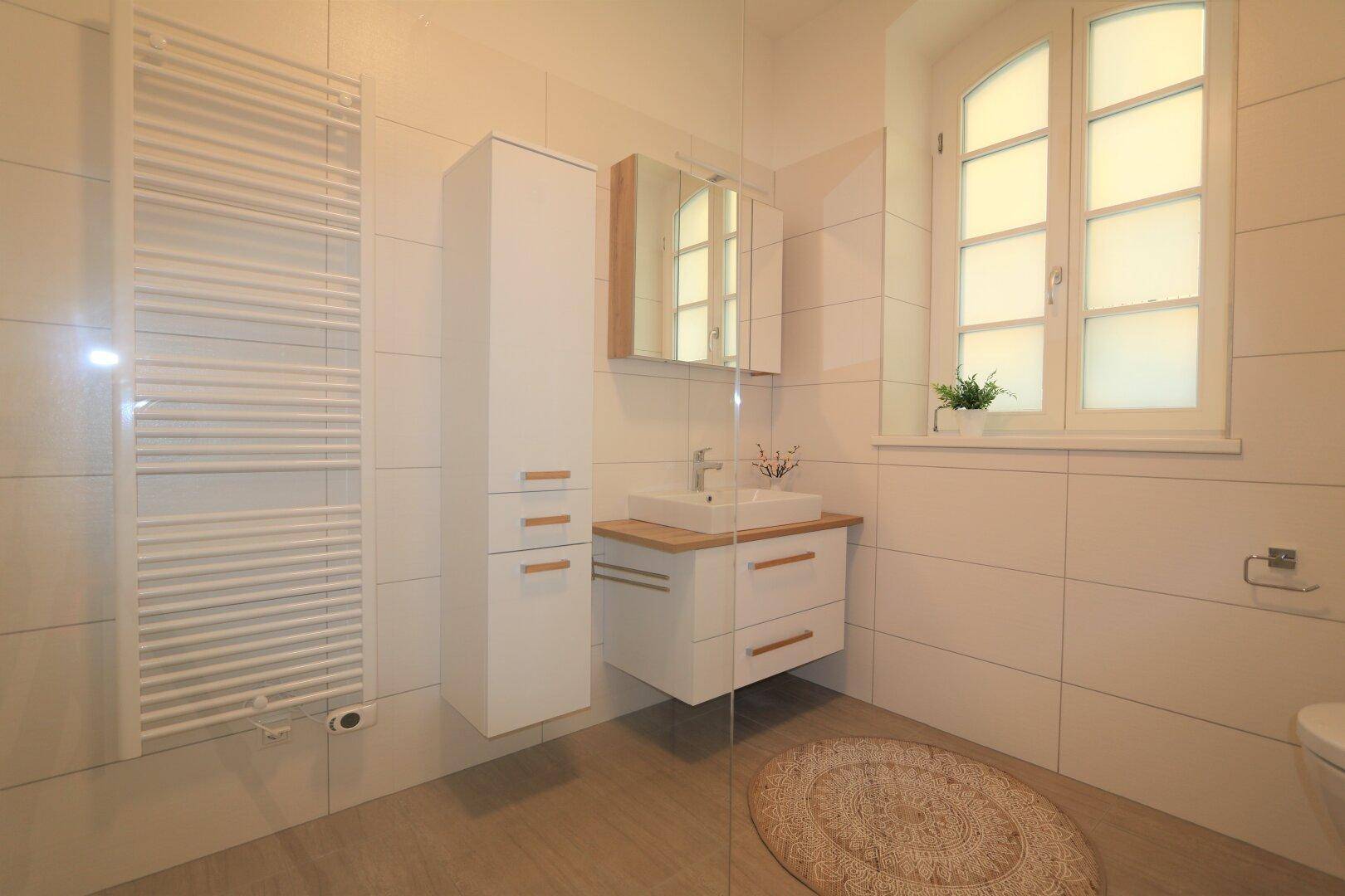 Bad mit Fenster, Dusche, WC und Handtuchheizkörper