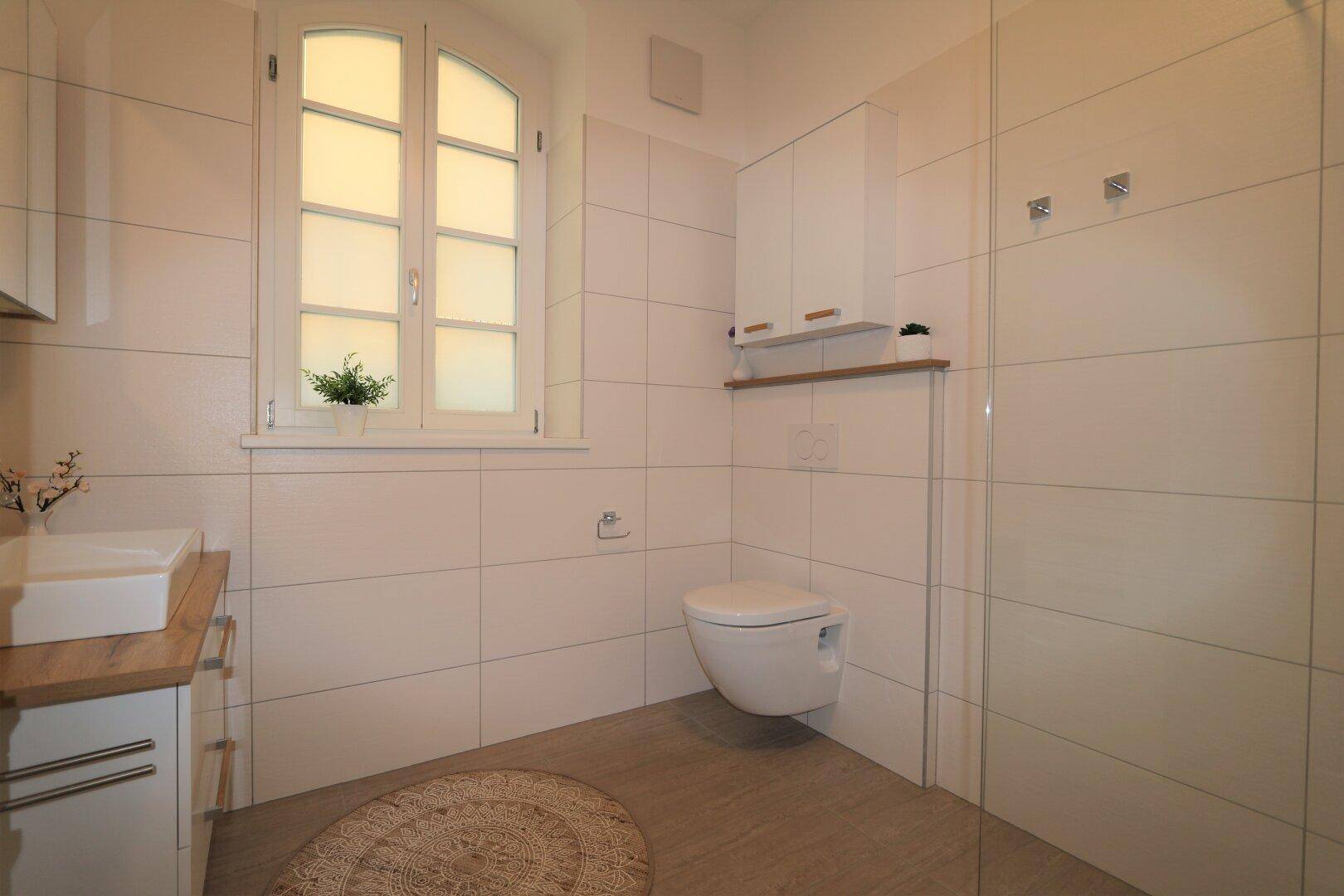 Bad mit Fenster, Dusche, WC und Handtuchheizkörper