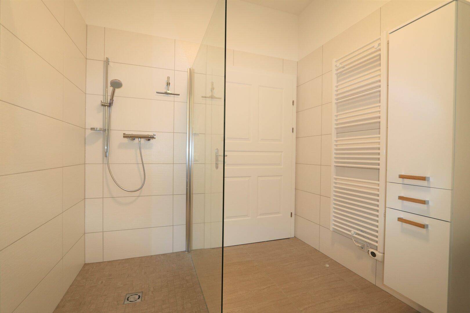 Bad mit Fenster, Dusche, WC und Handtuchheizkörper