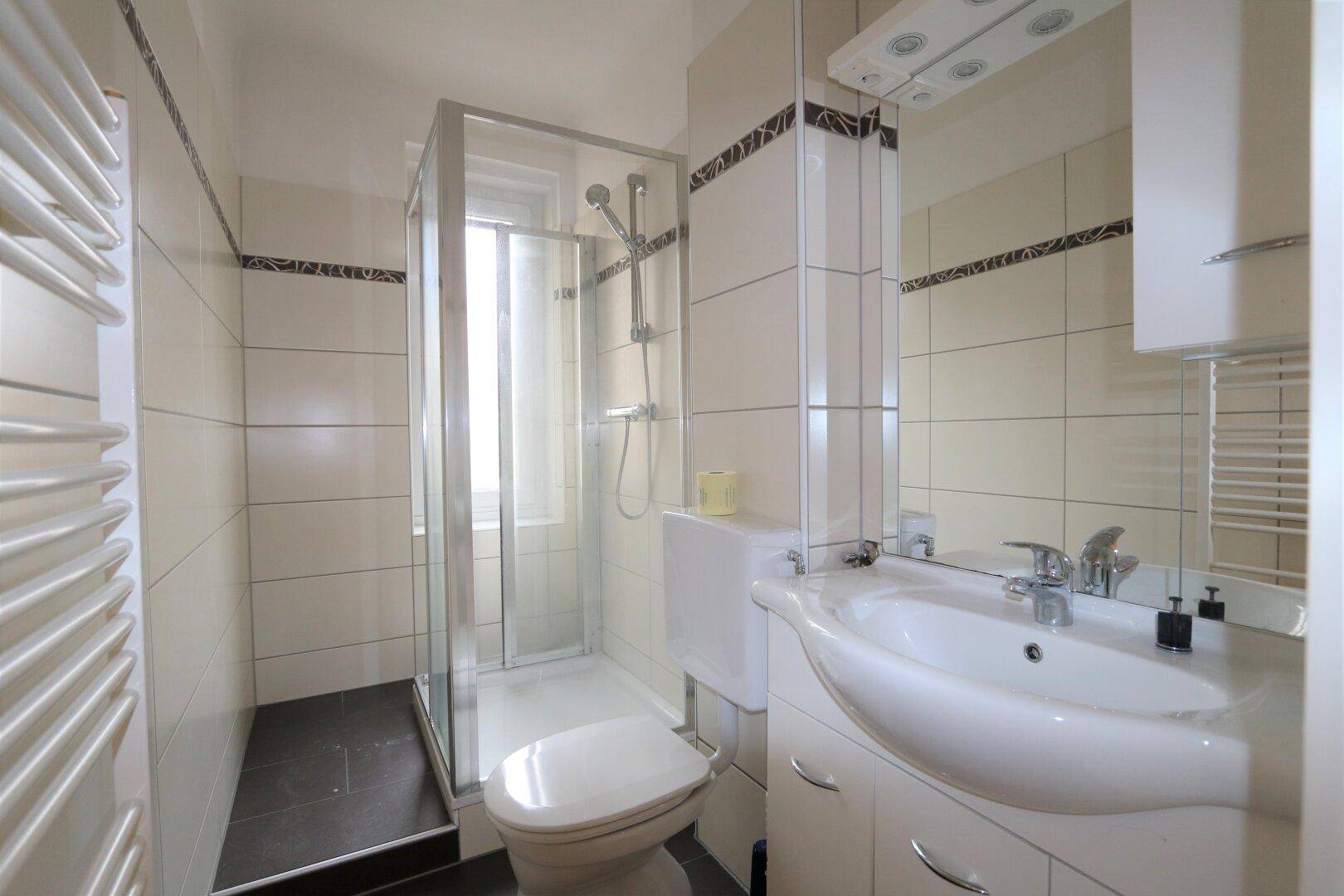 Bad mit Fenster, Dusche, WC und Handtuchheizkörper