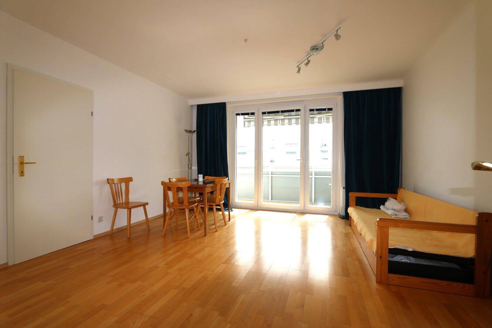 Wohn-/Esszimmer mit Zugang zur Südloggia