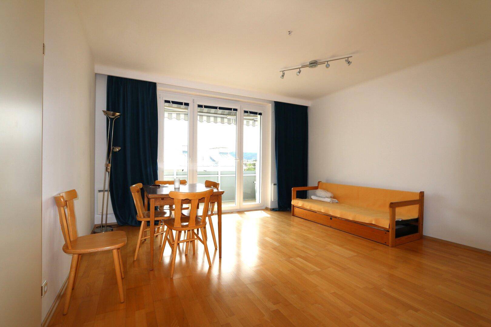 Wohn-/Esszimmer mit Zugang zur Südloggia