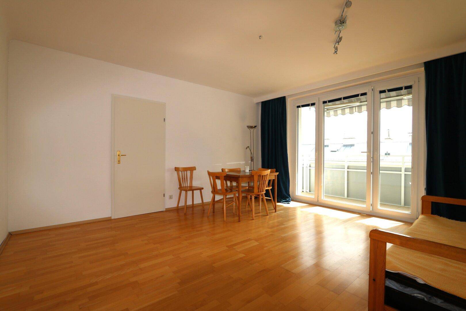 Wohn-/Esszimmer mit Zugang zur Südloggia