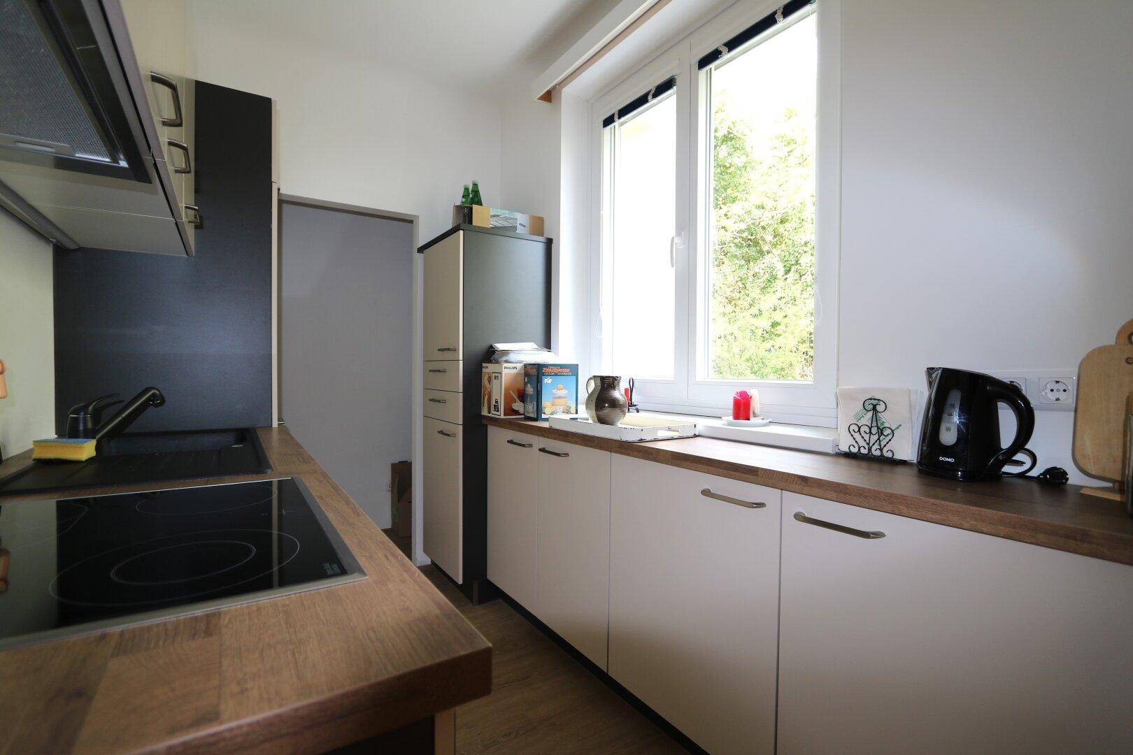 möblierte Küche mit sämtlichen Geräten