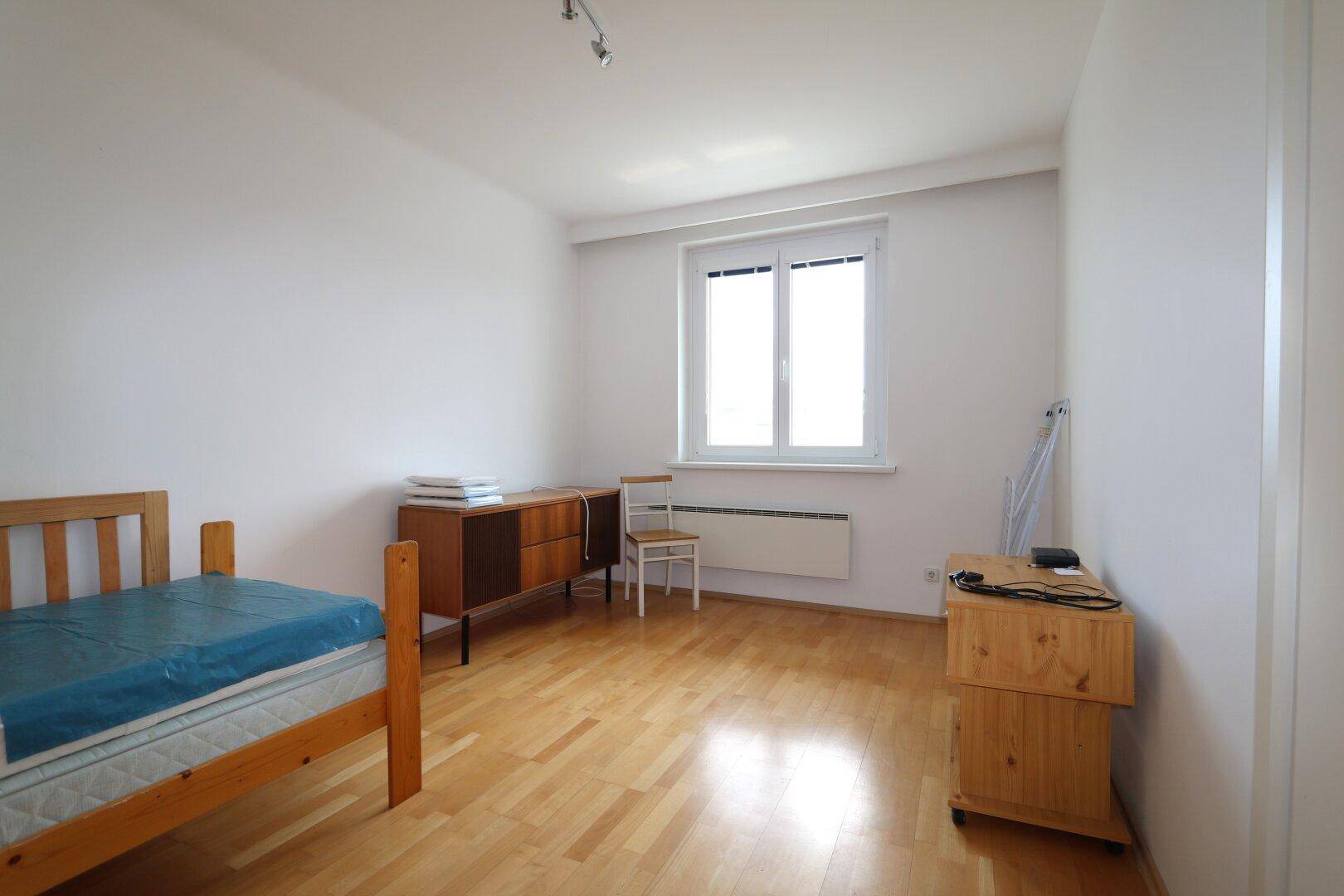 Schlafzimmer mit kleinem Heizofen