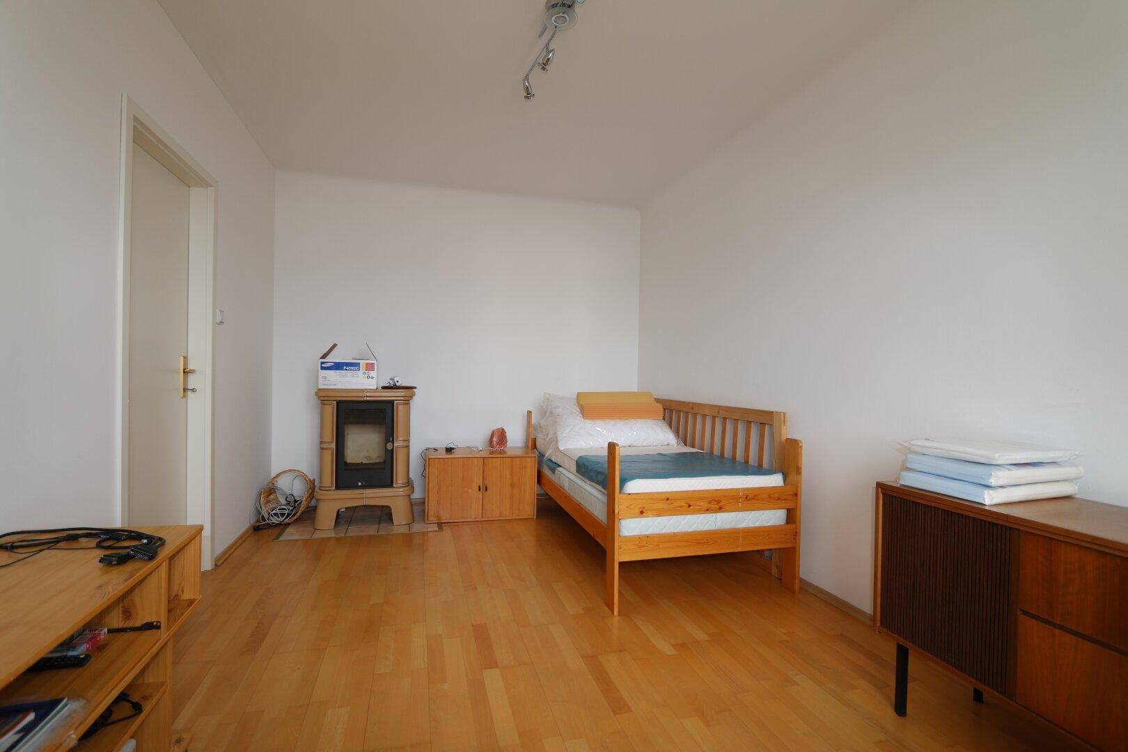 Schlafzimmer mit kleinem Heizofen