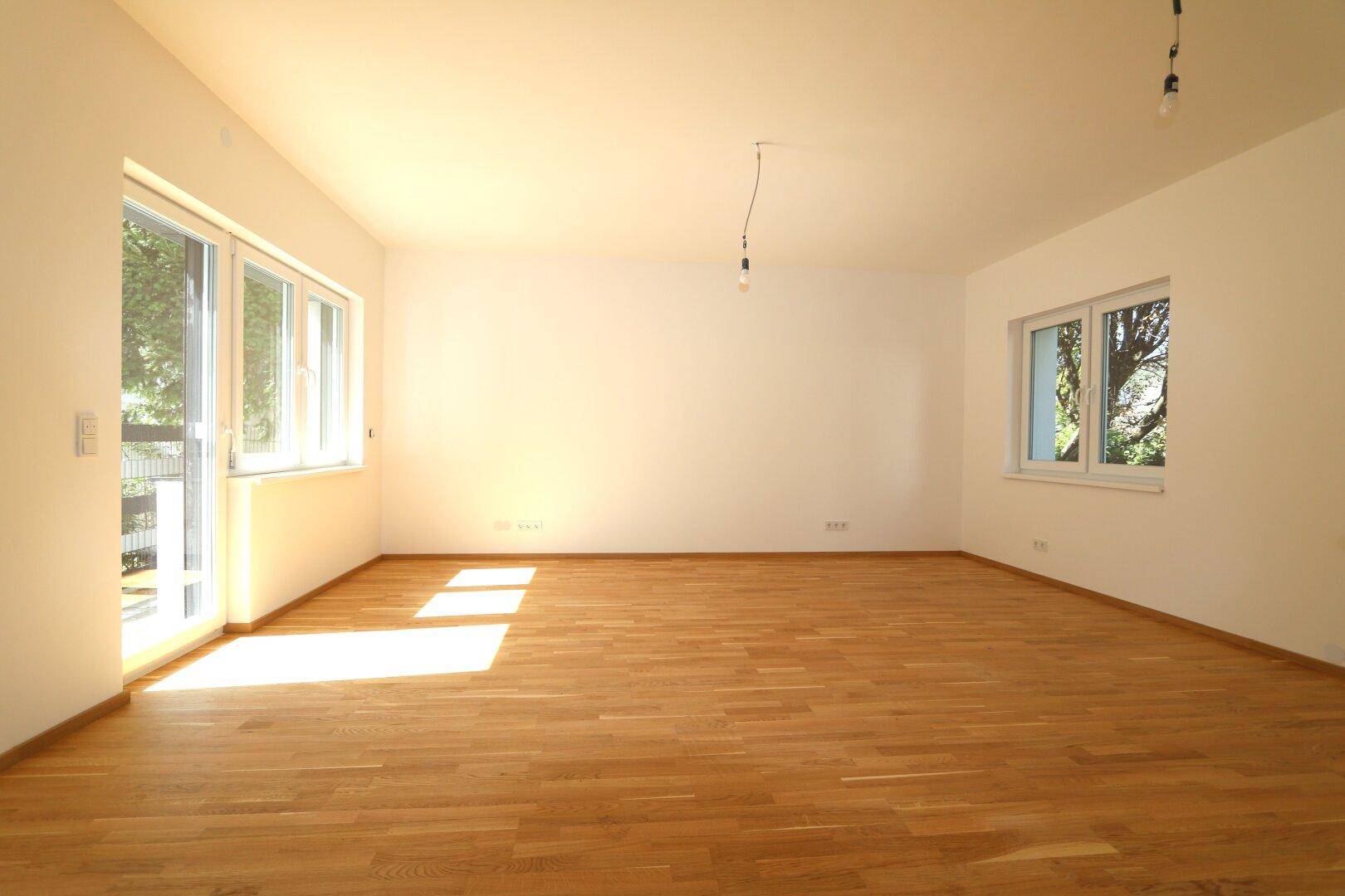 Wohn-/Esszimmer mit offener Küche und Zugang zur Terrasse