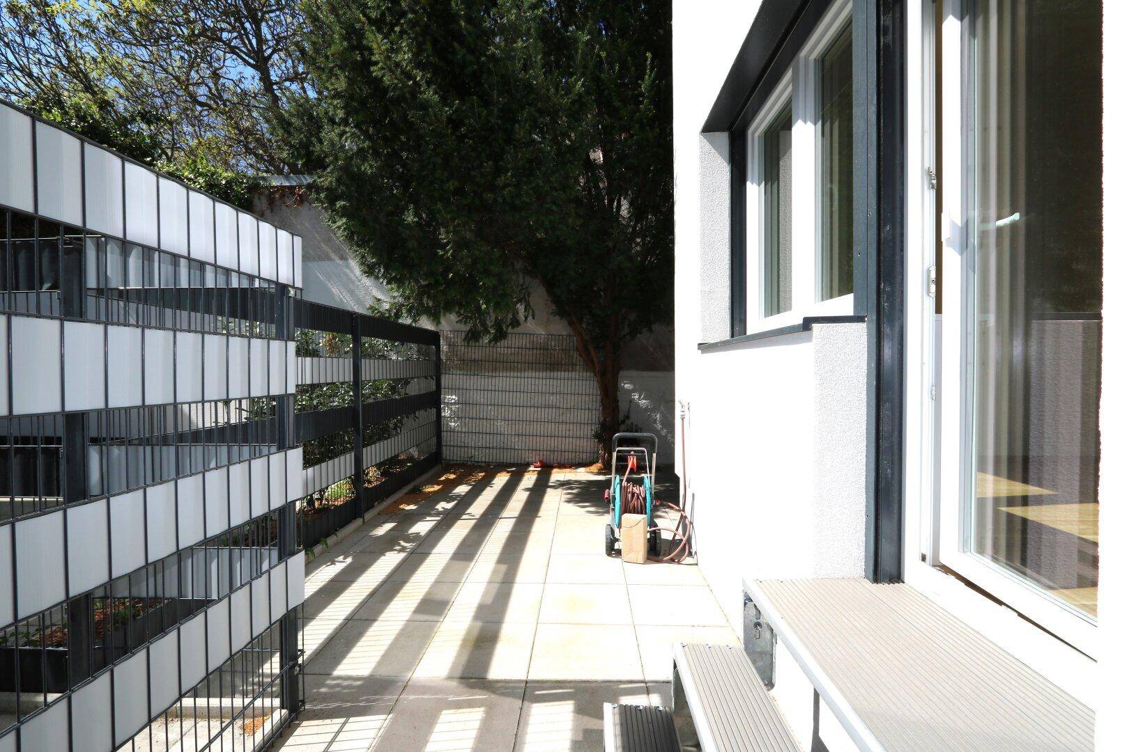 75 m² große Terrasse rund ums Haus