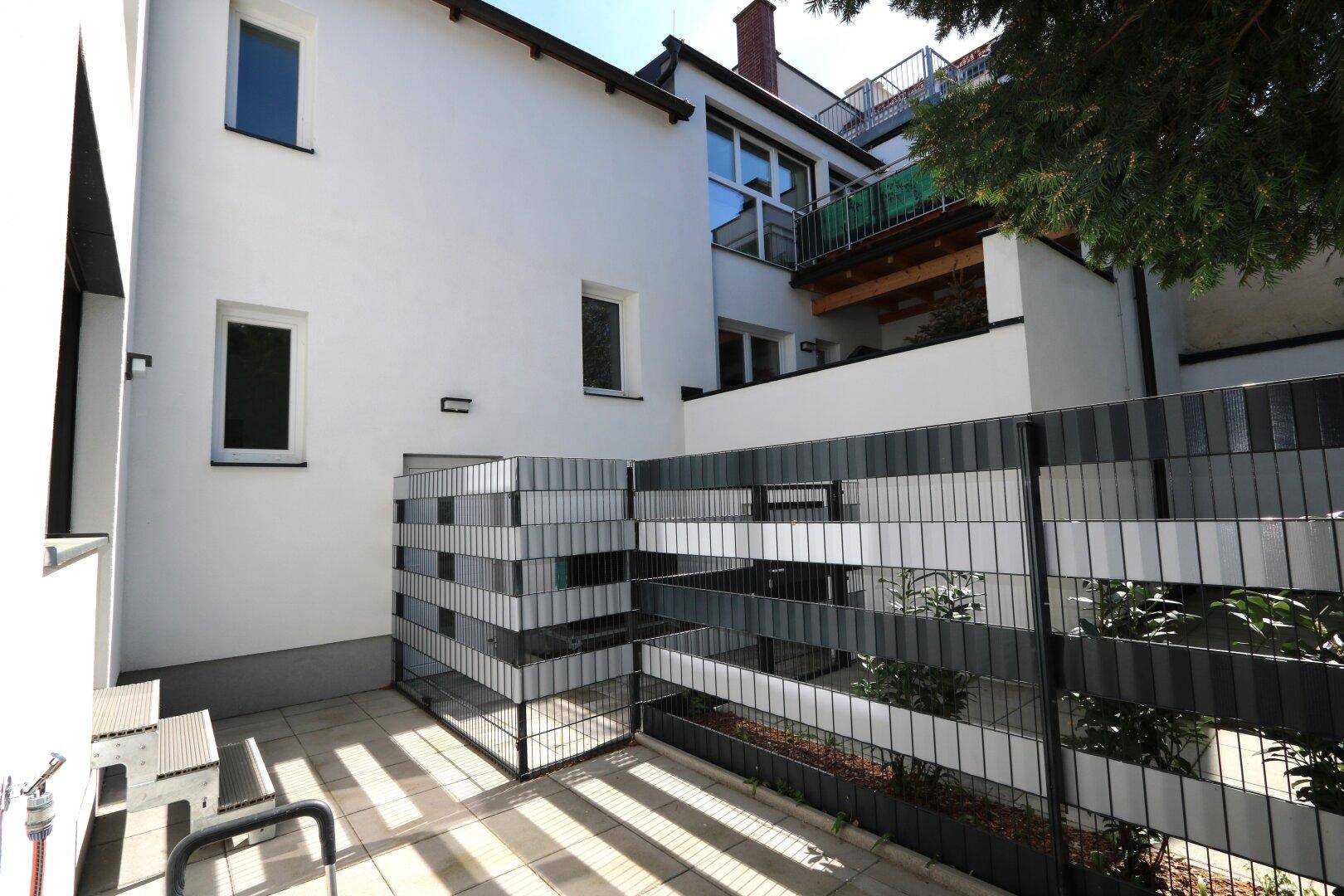 75 m² große Terrasse rund ums Haus