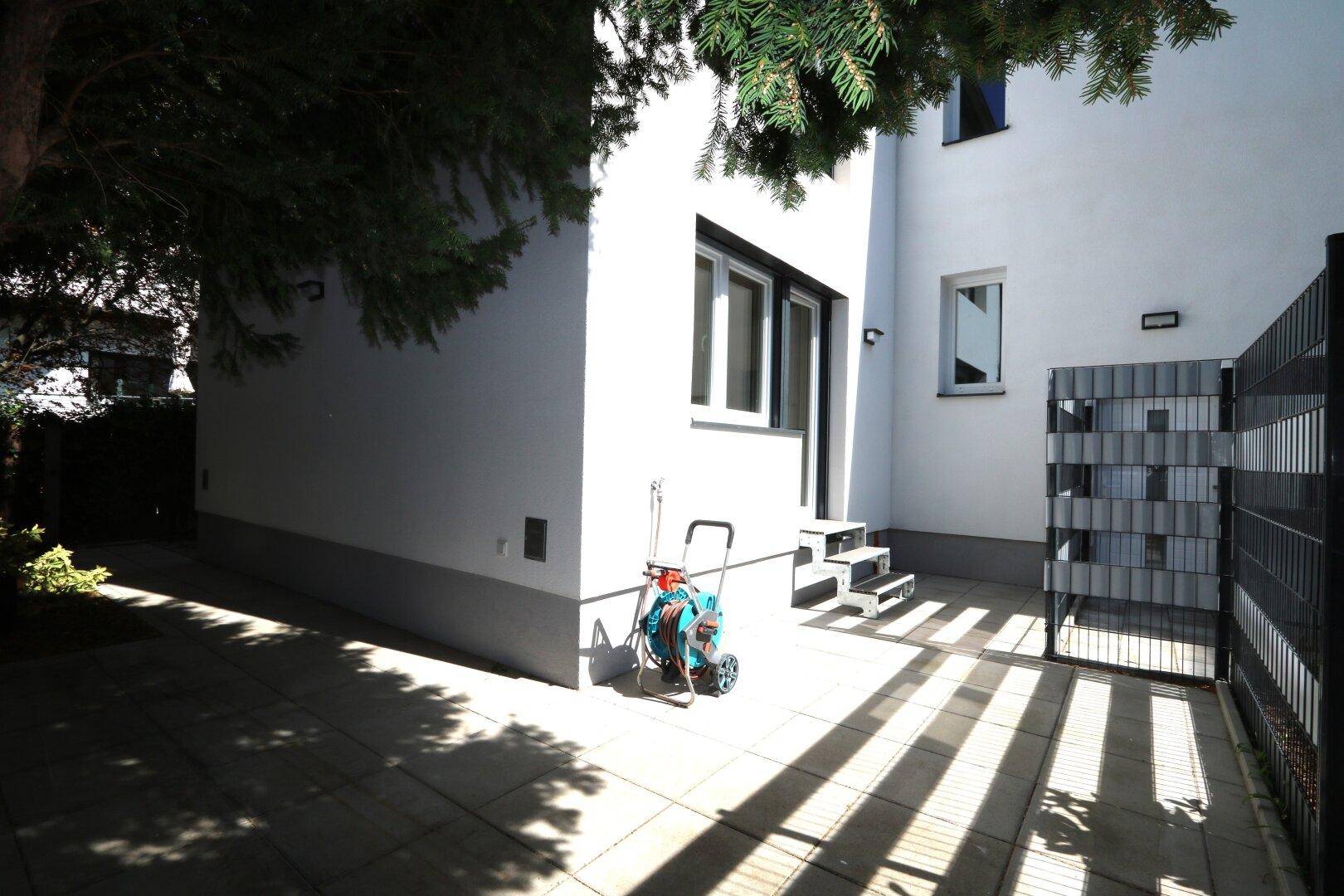75 m² große Terrasse rund ums Haus