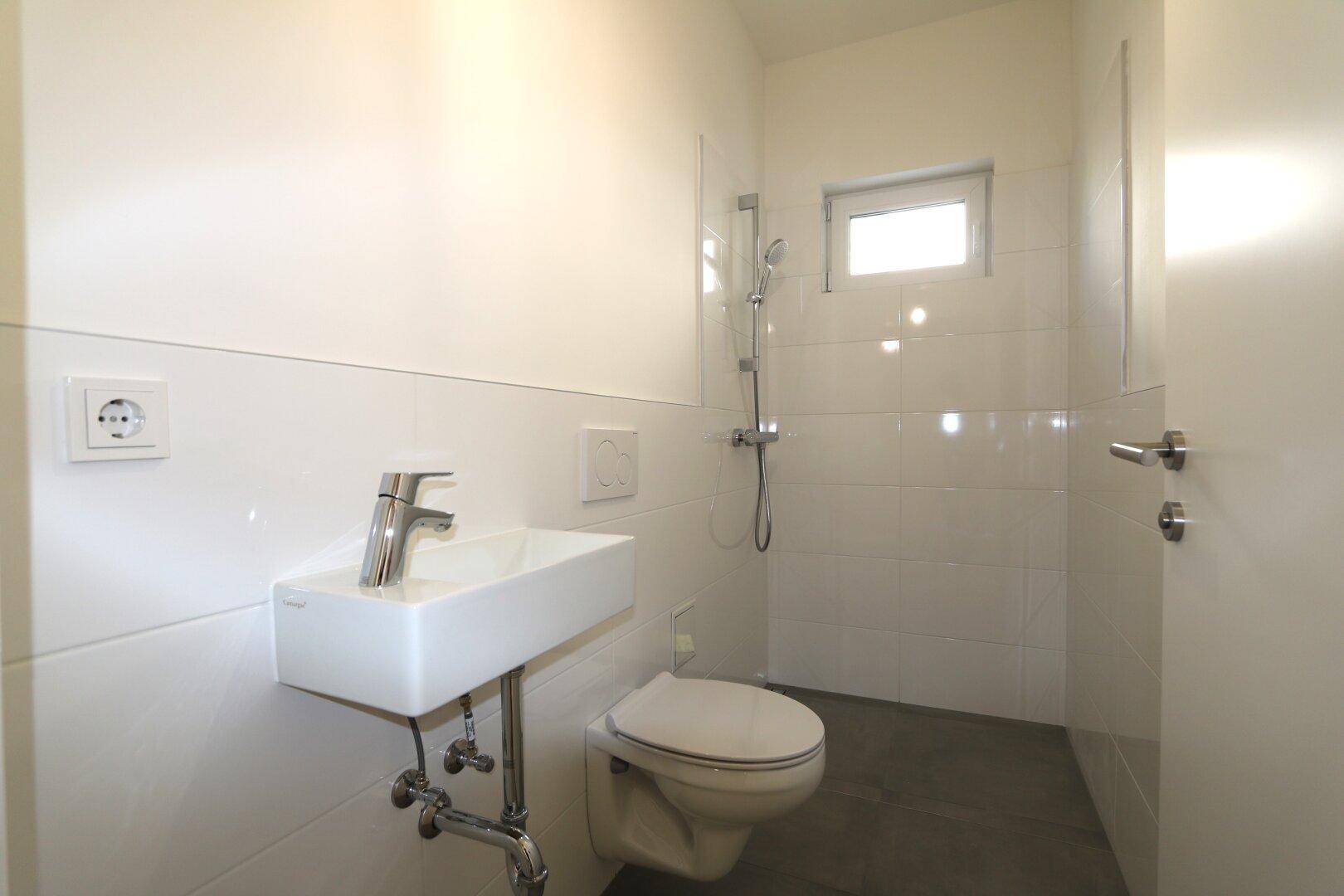 WC mit Handwaschbecken und Dusche