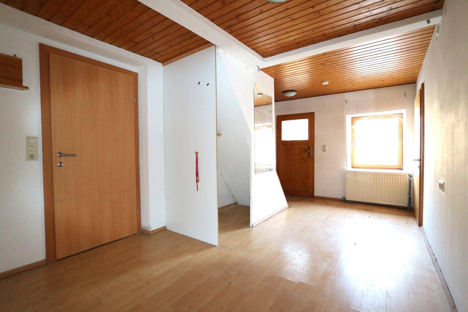 Zimmer mit Stiegenaufgang in die obere Wohnung