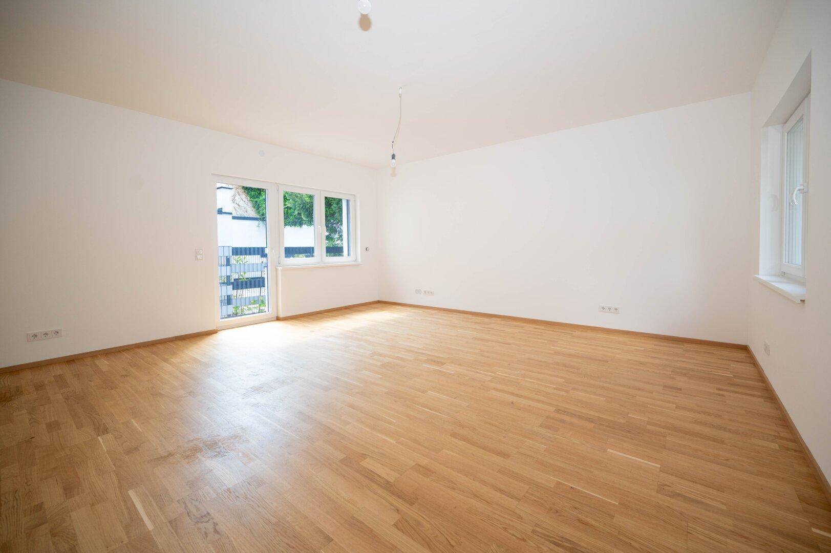 Wohn-/Esszimmer mit offener Küche und Zugang zur Terrasse