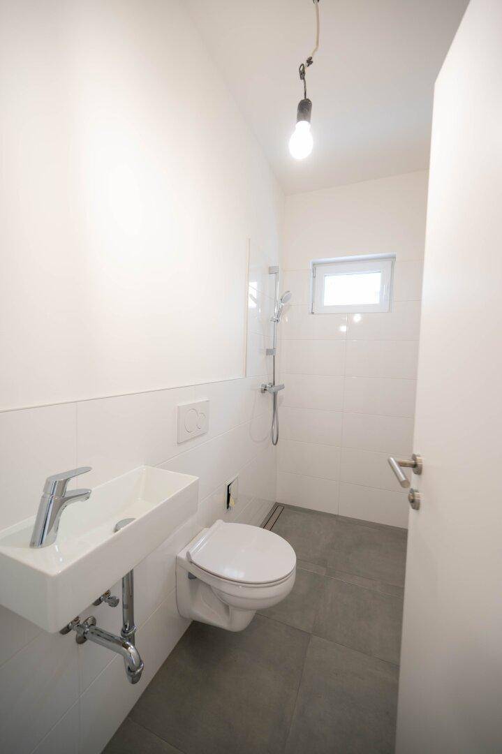 WC mit Handwaschbecken und Dusche