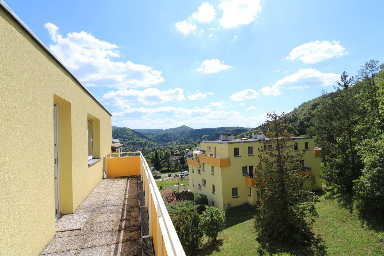 westseitiger Balkon mit Fernblick