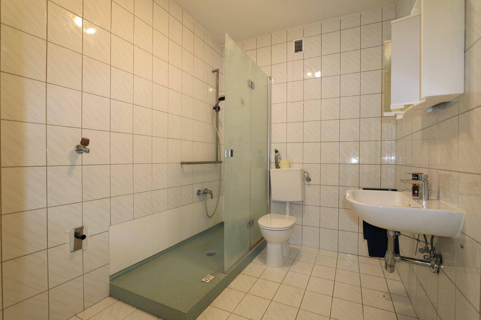 Bad mit Dusche, WC und Waschmaschinenanschluss