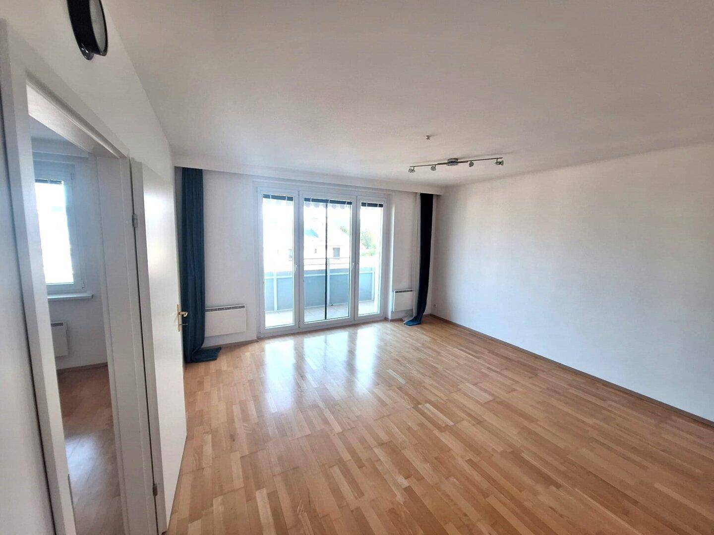 Wohn-/Esszimmer mit Zugang zur Südloggia