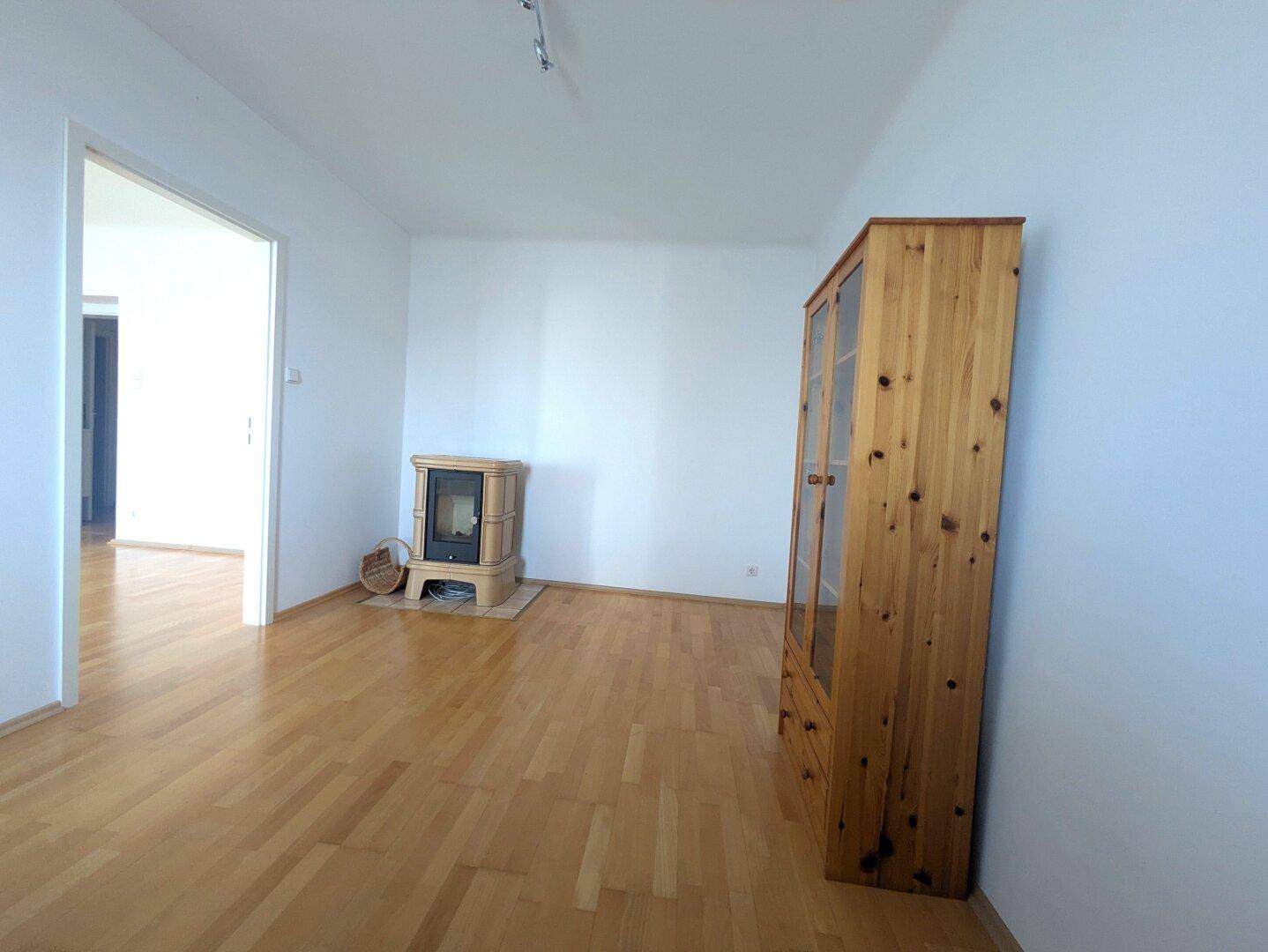Schlafzimmer mit kleinem Heizofen