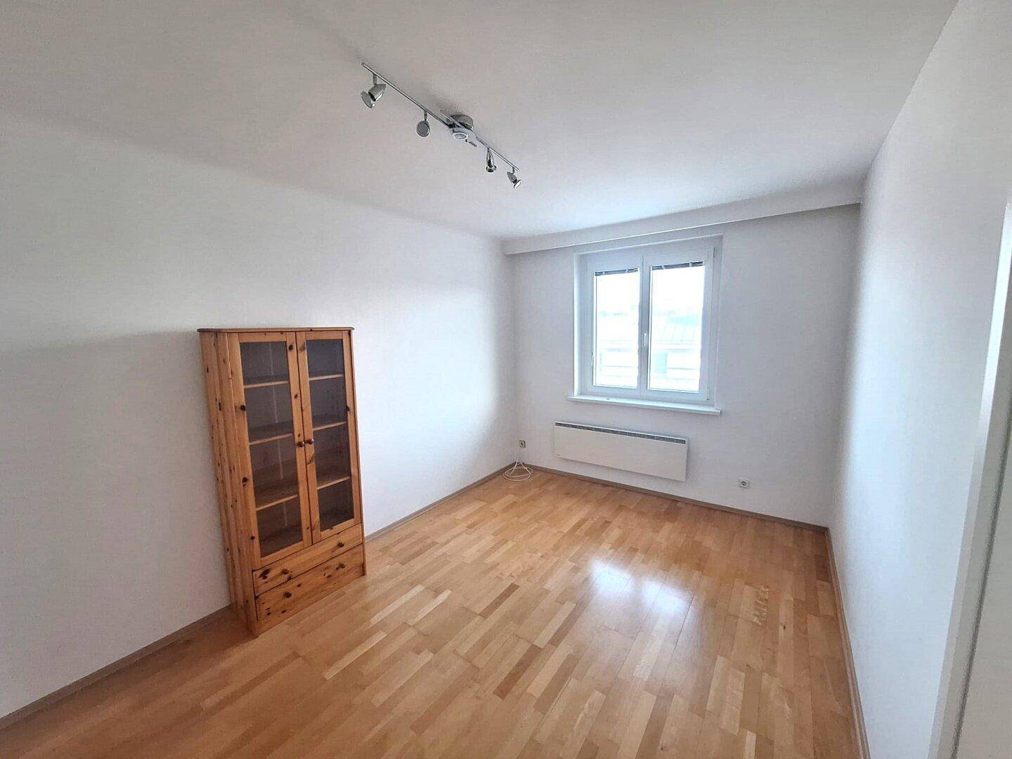 Schlafzimmer mit kleinem Heizofen