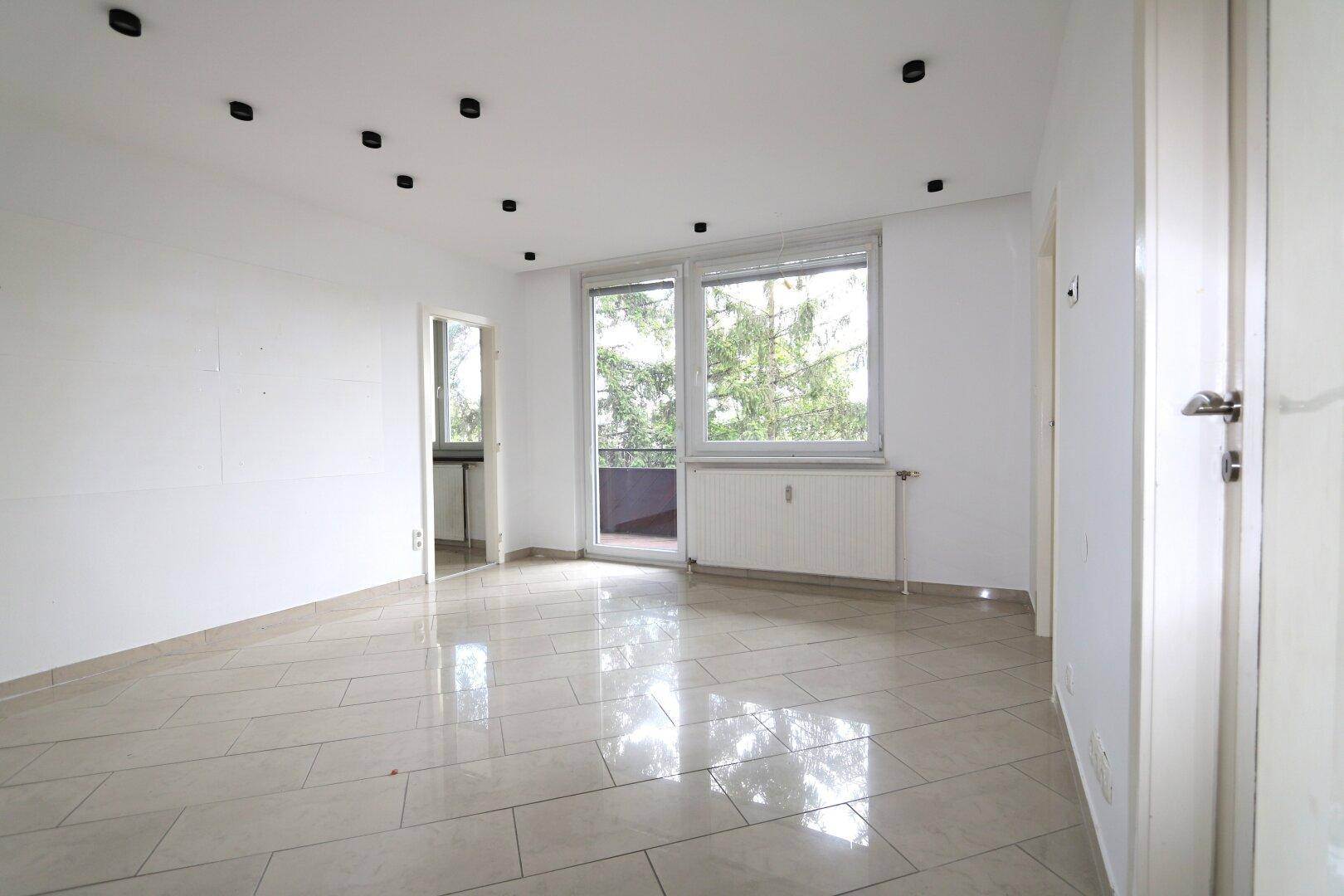 Wohn-/Esszimmer mit Zugang zur Loggia