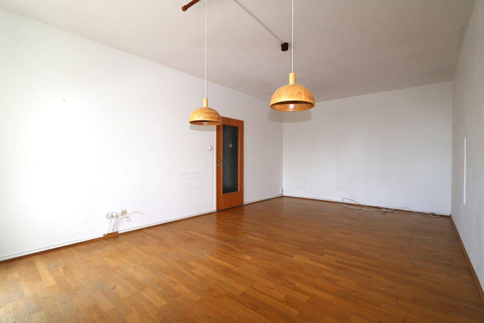 Wohn-/Esszimmer mit verglaster Loggia