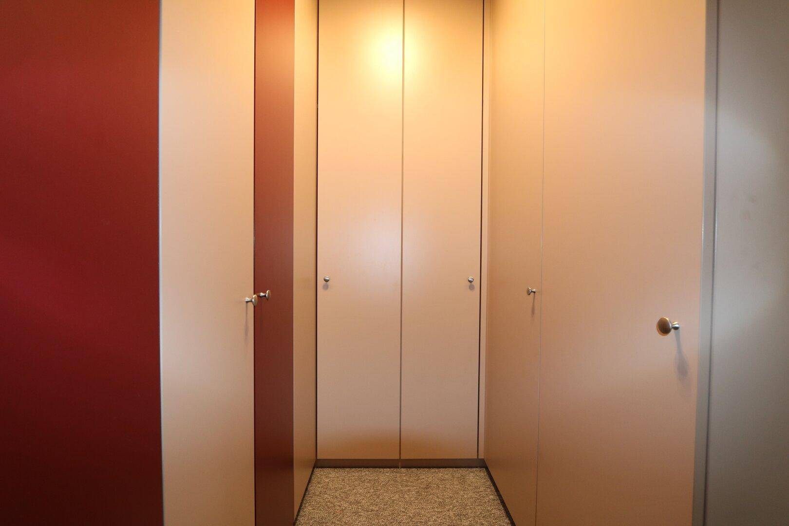 möblierter Schrankraum