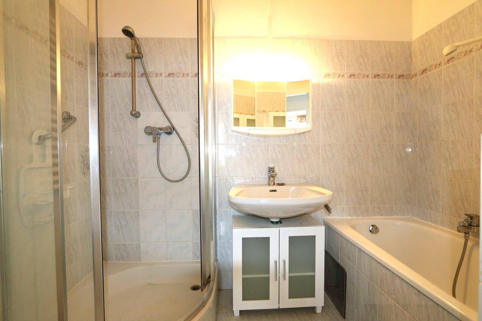Bad mit Dusche, Wanne, Waschmaschinenanschluss und Handtuchheizkörper