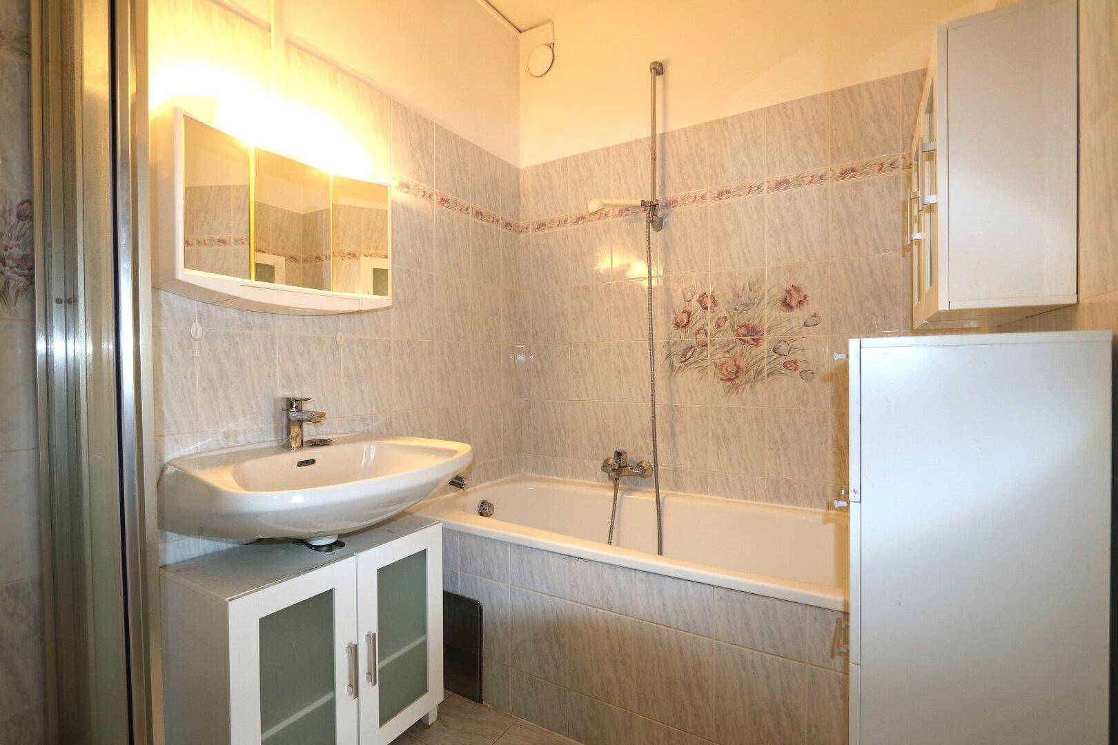 Bad mit Dusche, Wanne, Waschmaschinenanschluss und Handtuchheizkörper