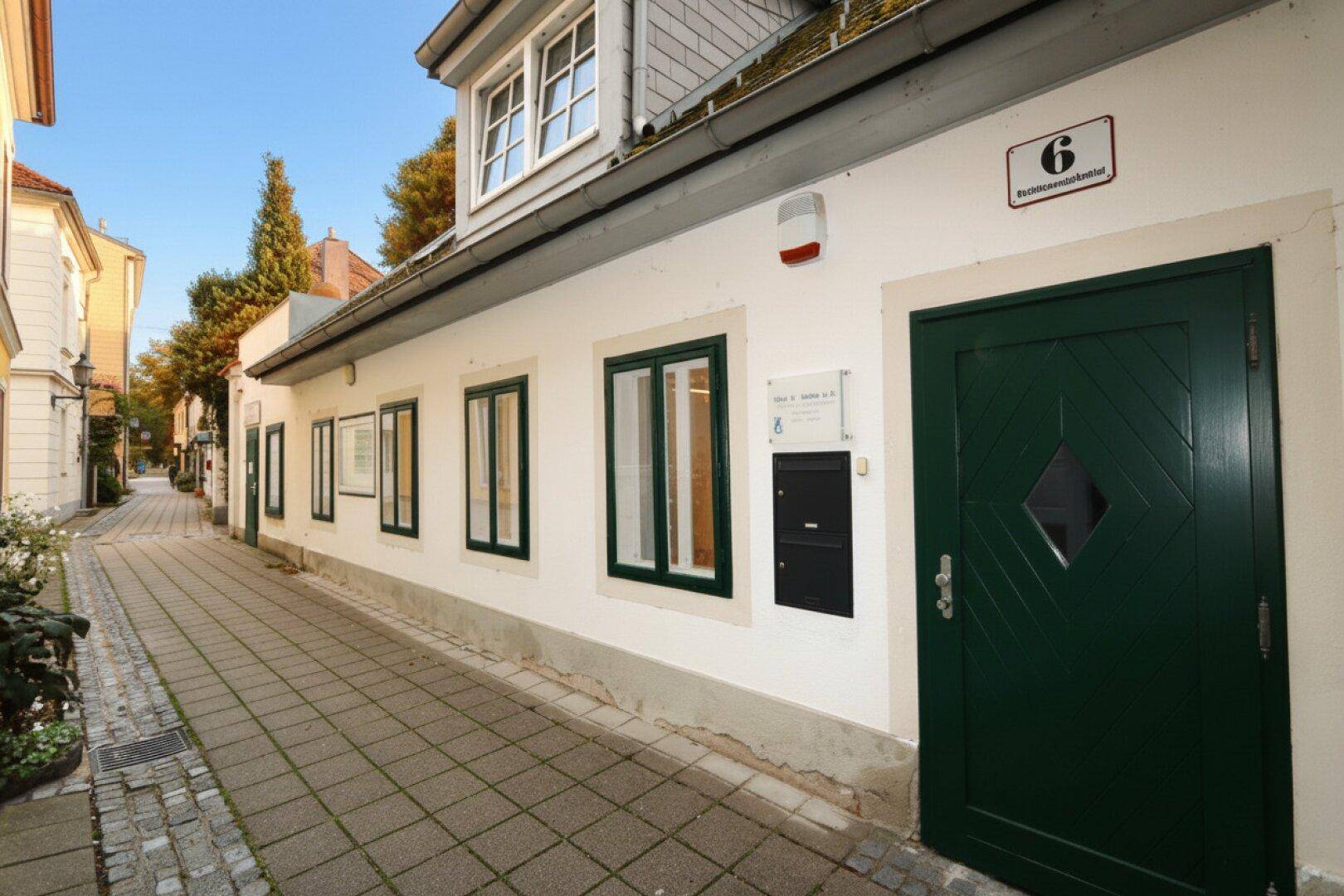 Straßenansicht des Gebäudes