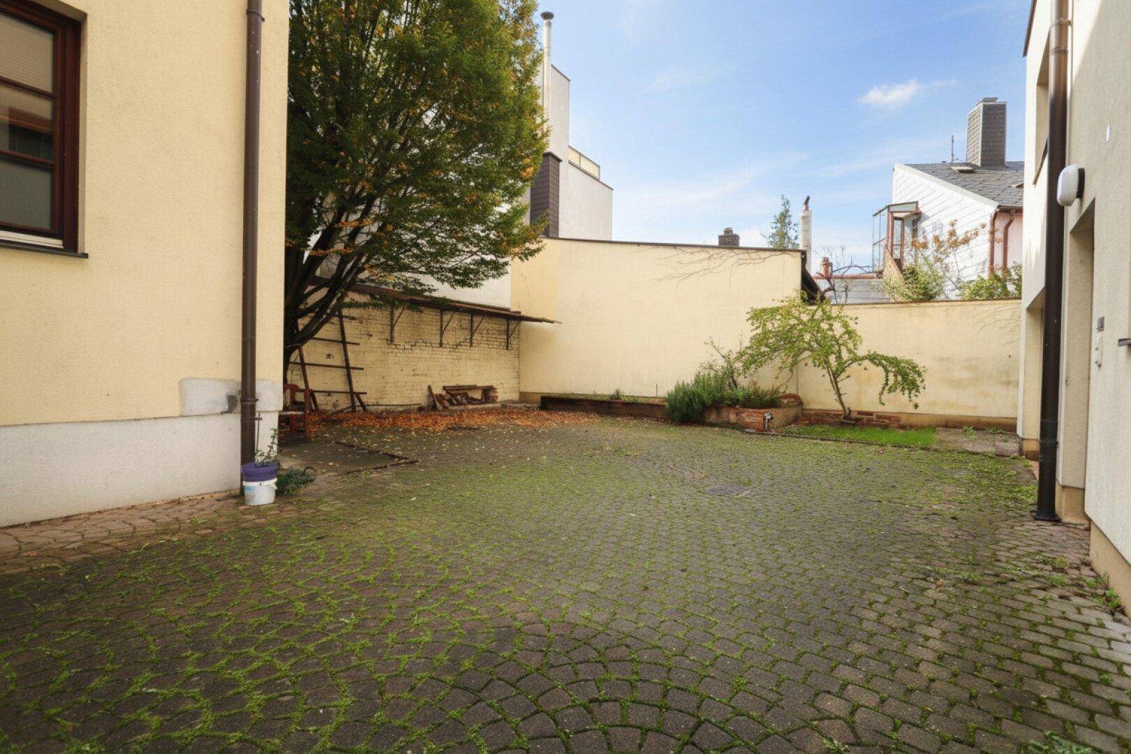 Innenhof mit Autoabstellplätzen