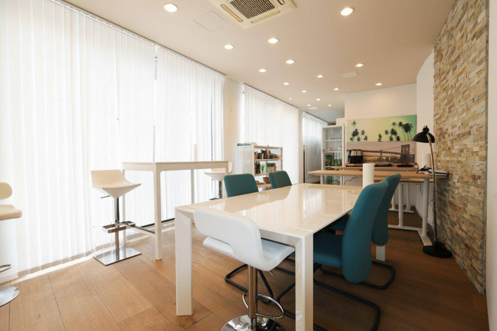 TOPLAGE! Modernes Geschäftslokal, Büro-/Paxisfläche mit ca. 61,75 m² - zentral und trotzdem ruhig gelegen! – pohled 2