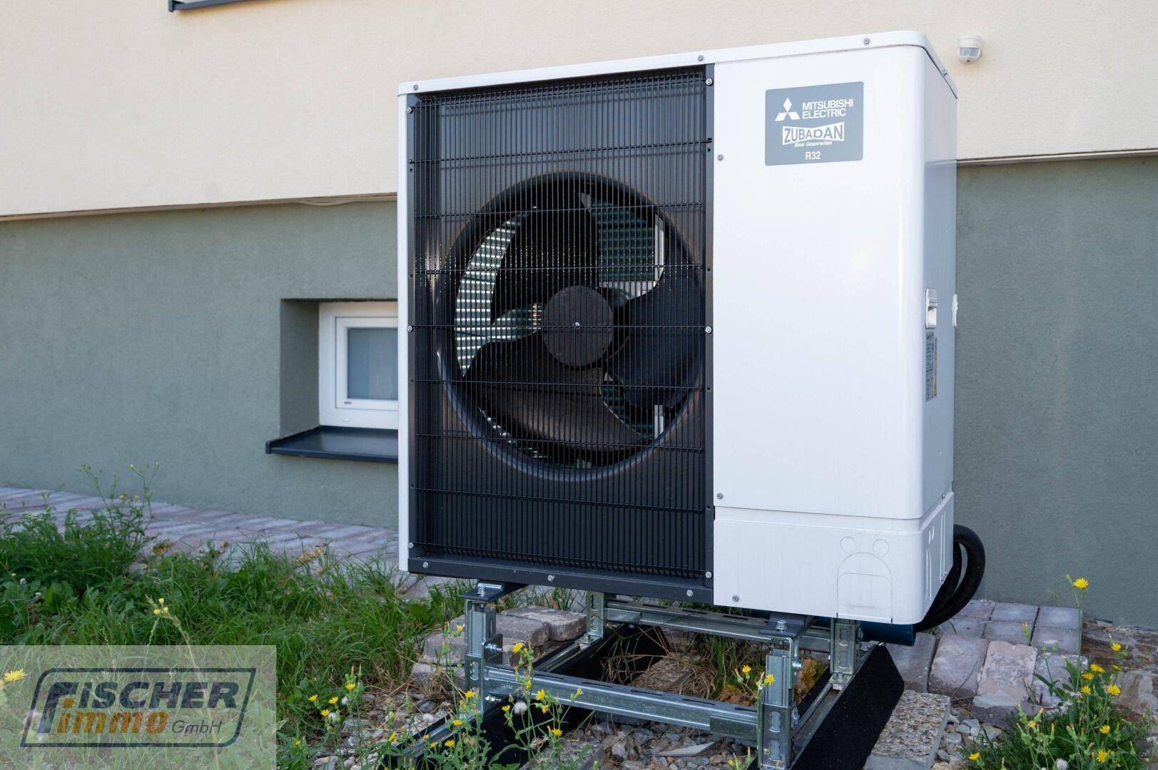 Moderne Wärmepumpe im Außenbereich des Hauses für effiziente Heizung.