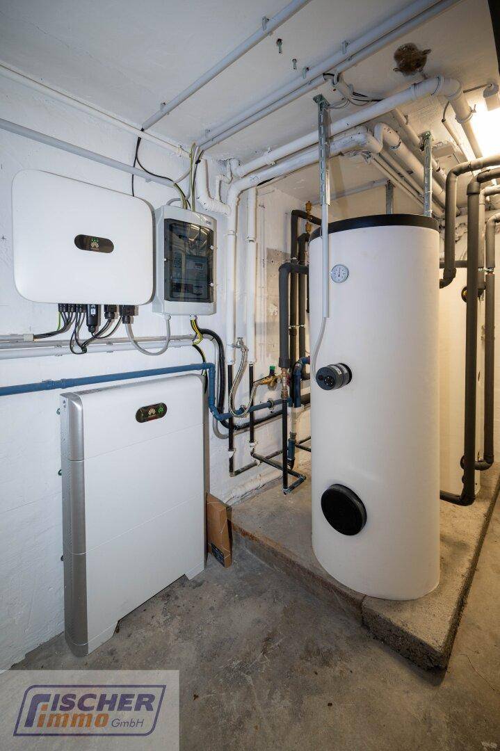 Technikraum mit Warmwasserspeicher und Installationen für die Haustechnik.