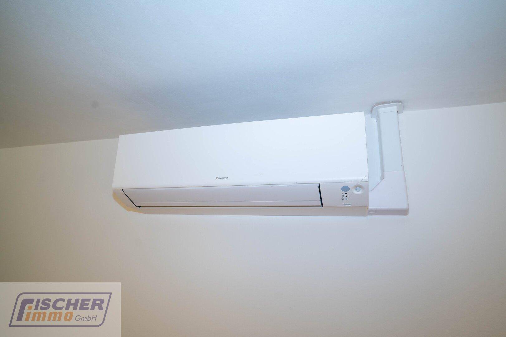 Moderne Klimaanlage an der Wand, sorgt für angenehme Raumtemperatur.