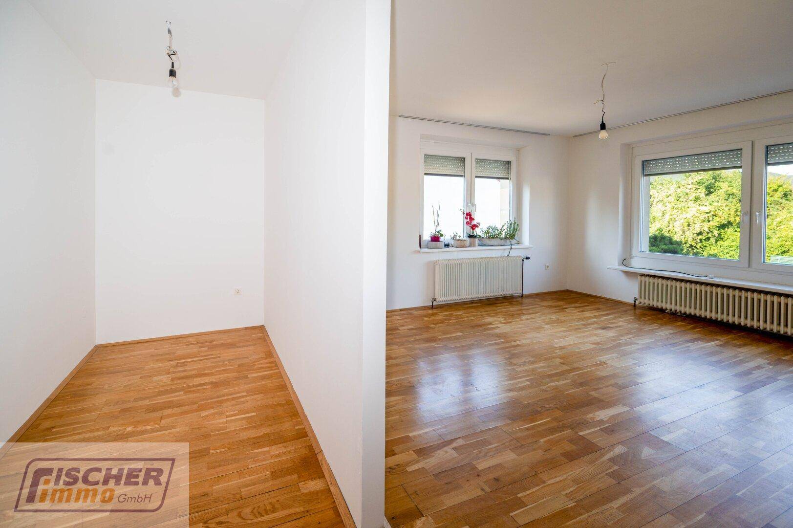 Zwei helle, leere Räume mit Parkettboden und großen Fenstern, bereit zur Gestaltung.